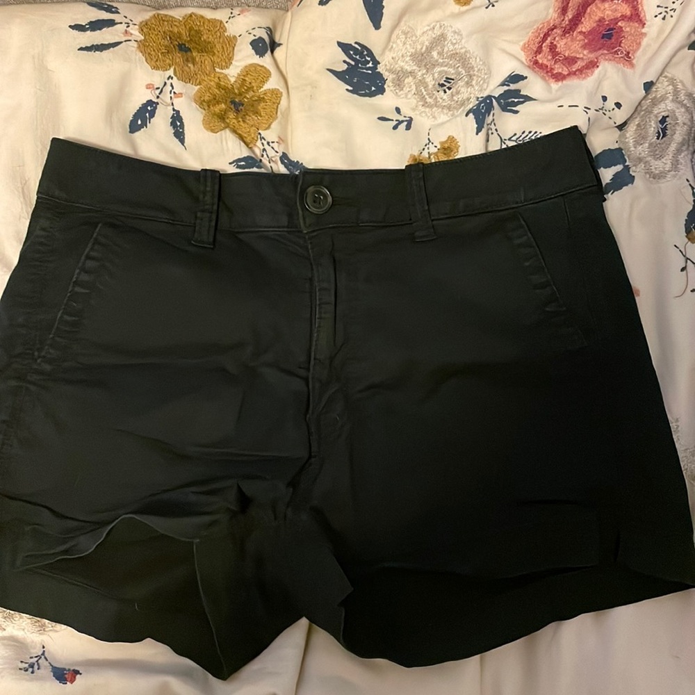 Classic American Eagle khaki short. Makes the 🍑 look SO GOOD.